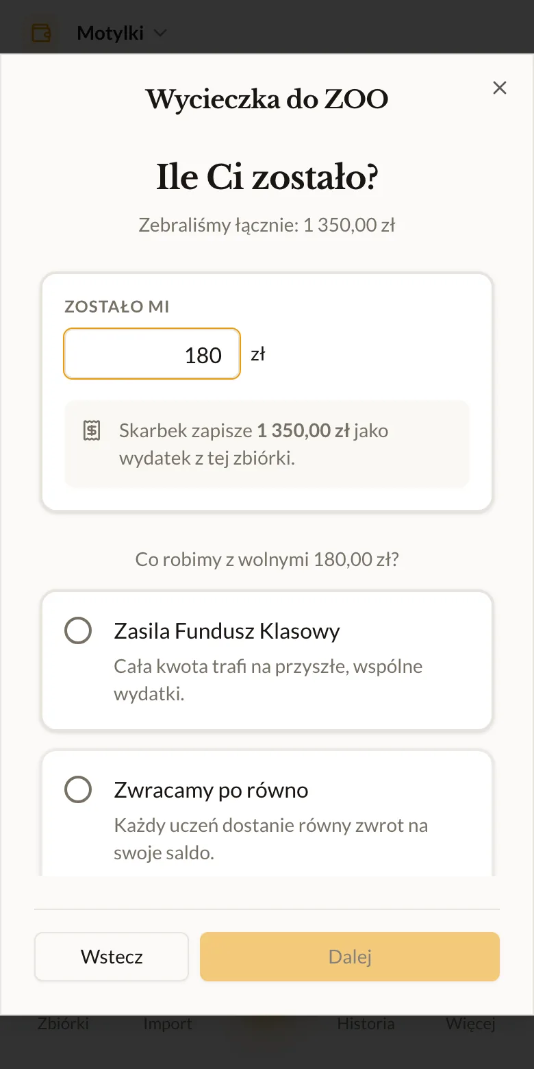 Krok rozliczenia zbiórki w Skarbniku Online: pole na kwotę, która została, oraz wybór między funduszem klasowym a zwrotem po równo